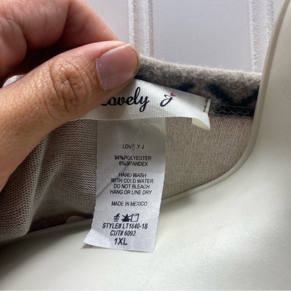 Lovely J Womens Size 1X Western Print Top - Picture 3 of 5